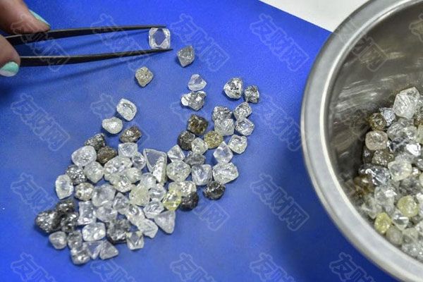 2024年12月16日:戴比尔斯放弃钻石战略 大幅降价